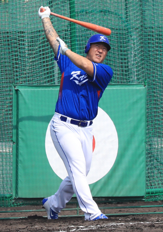 지난 18일 오키나와현 우루마시 구시가와 구장에서 열린 월드베이스볼클래식(WBC) 야구 대표팀 훈련에서 최형우가 타격연습을 하고 있다.  최형우는 이번 스토브리그를 통해 4년 100억 원에 KIA로 팀을 옮겼다. <연합뉴스>